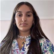 estudiante de doble grado de ade y estudios internacionales y profesora partículas para todas las edades y materias.